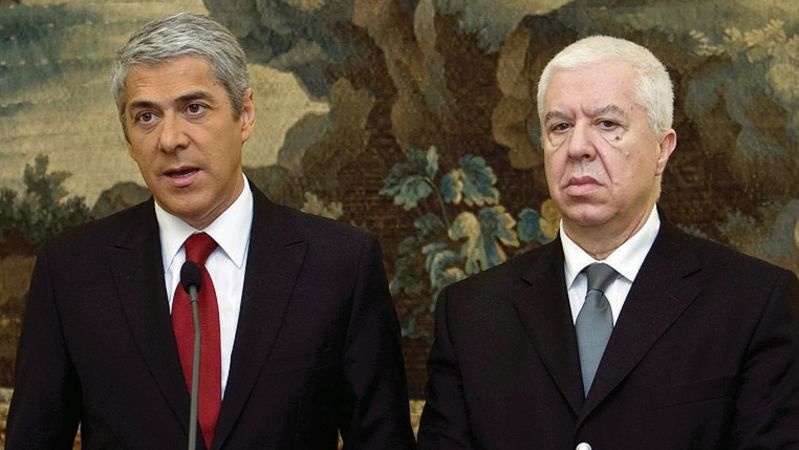 José Sócrates acompanhado de Fernando Teixeira dos Santos, respectivamente primeiro-ministro e ministro das Finanças.&nbsp;