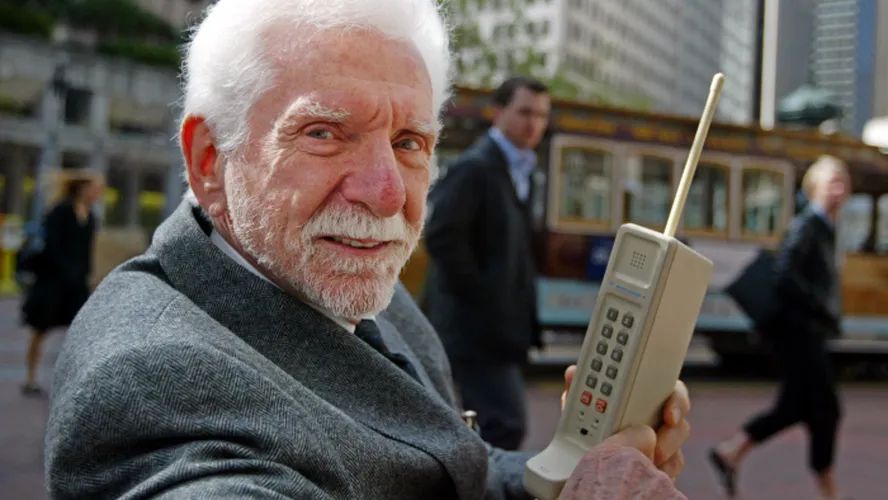 Martin Cooper, líder de uma equipa de trabalho  de tecnologias de comunicação móvel da Motorola. Hoje tem 95 anos.&nbsp;