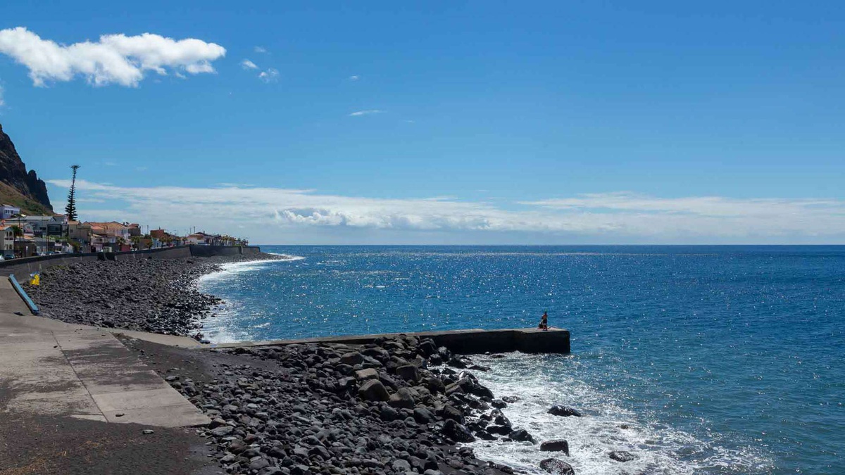 A água balnear da Ribeira das Galinhas chegou a estar interdita ou desaconselhada a banhos.&nbsp;