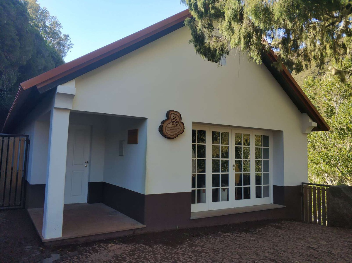 O Centro
de Recepção do Rabaçal foi criado em 2022, no âmbito do projecto 'Beneficiação
e recuperação da rede de percursos pedestres do Rabaçal'.&nbsp;