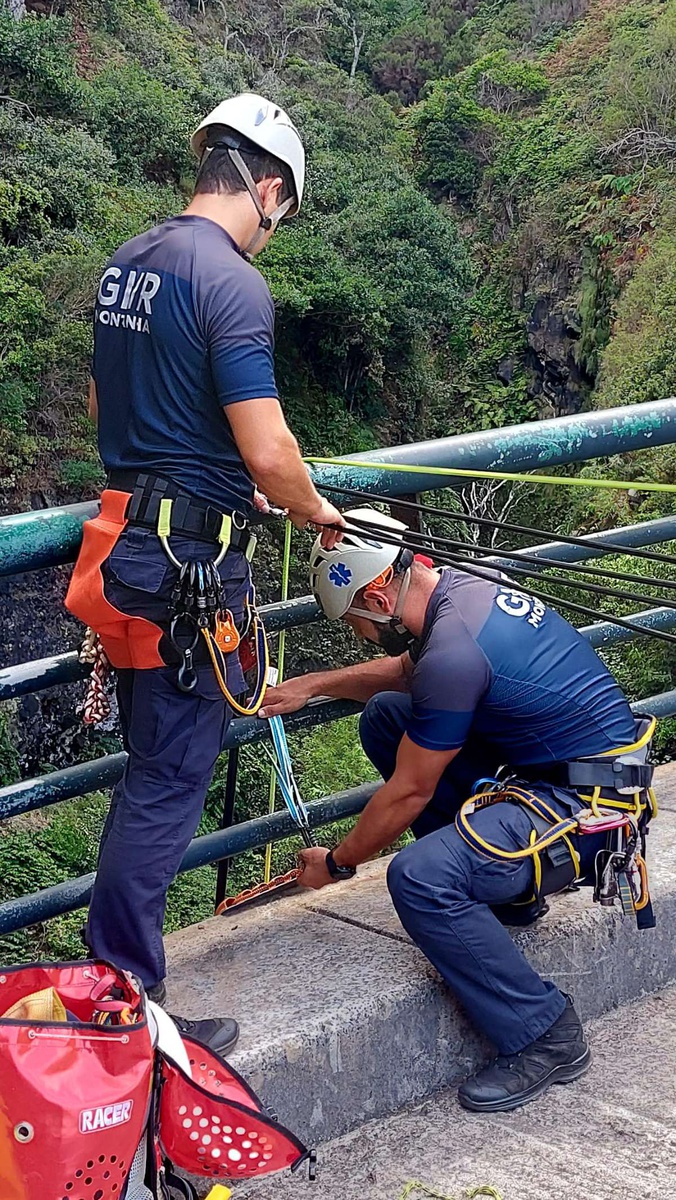 O resgate está a ser feito por elementos da&nbsp;Unidade de Emergência de Proteção e Socorro da Guarda Nacional Republicana (GNR).