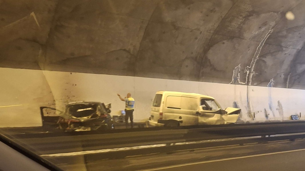 Imagens mostram danos significativos nas duas viaturas envolvidas no acidente