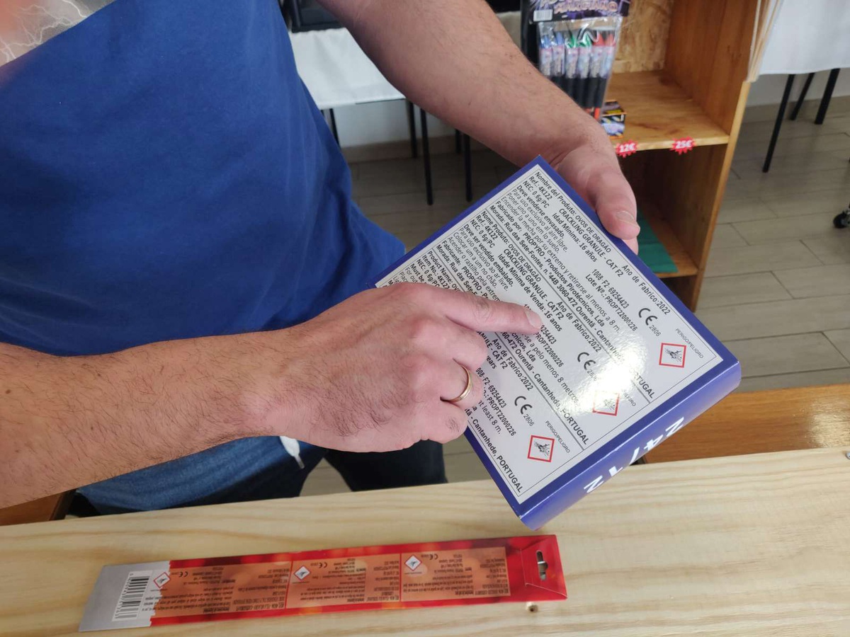 Todos os produtos piroténicos para uso não profissional devem apresentar um rótulo em portugues, contendo a regras de utilização do artigo.&nbsp;