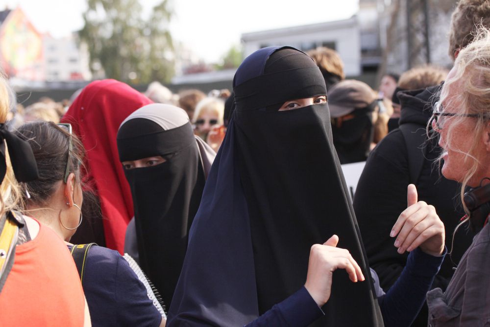 Niqab: Cobre o rosto e o corpo deixando apenas os olhos
visíveis. Por norma são de cores escuras e é atado atrás da cabela com o laço.
É obrigatório por lei a sua utilização em países como o Irão e a Arábia
Saudita.