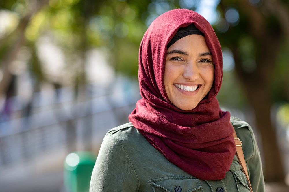Hijab:&nbsp;Cobre o cabelo, as orelhas e o pescoço, mas deixa o rosto totalmente visível. Existe em diversas cores e formas de amarração.&nbsp; &nbsp;&nbsp;