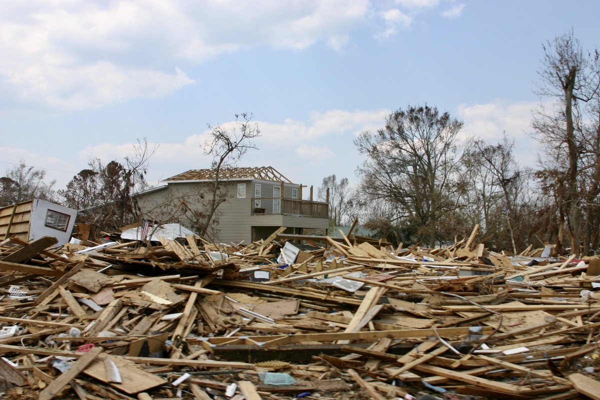 Destroços causados pelo furacão Katrina.
