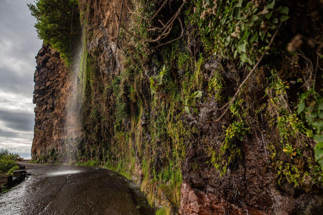 Foi nesta estrada onde se deu a queda de pedras.