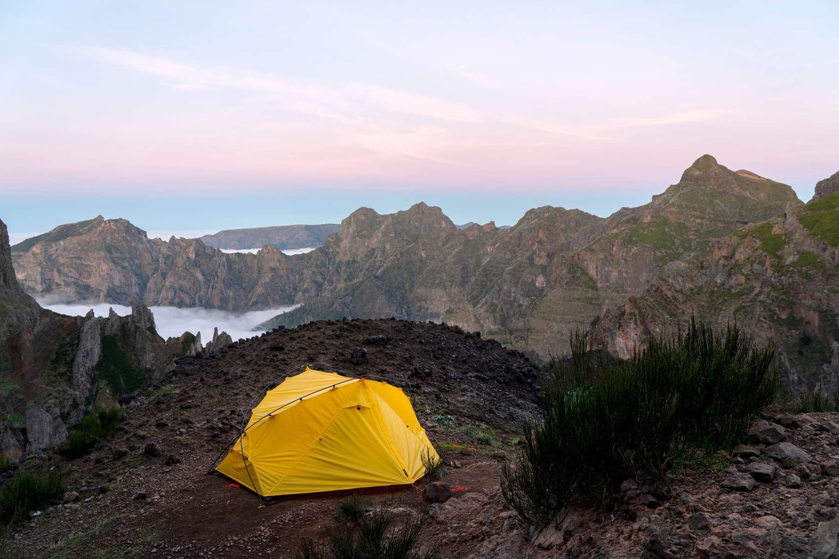 Têm sido bastante frequentes, nos últimos três anos, os relatos de turistas que acampam nas serras da Madeira, sem a devida autorização.&nbsp;