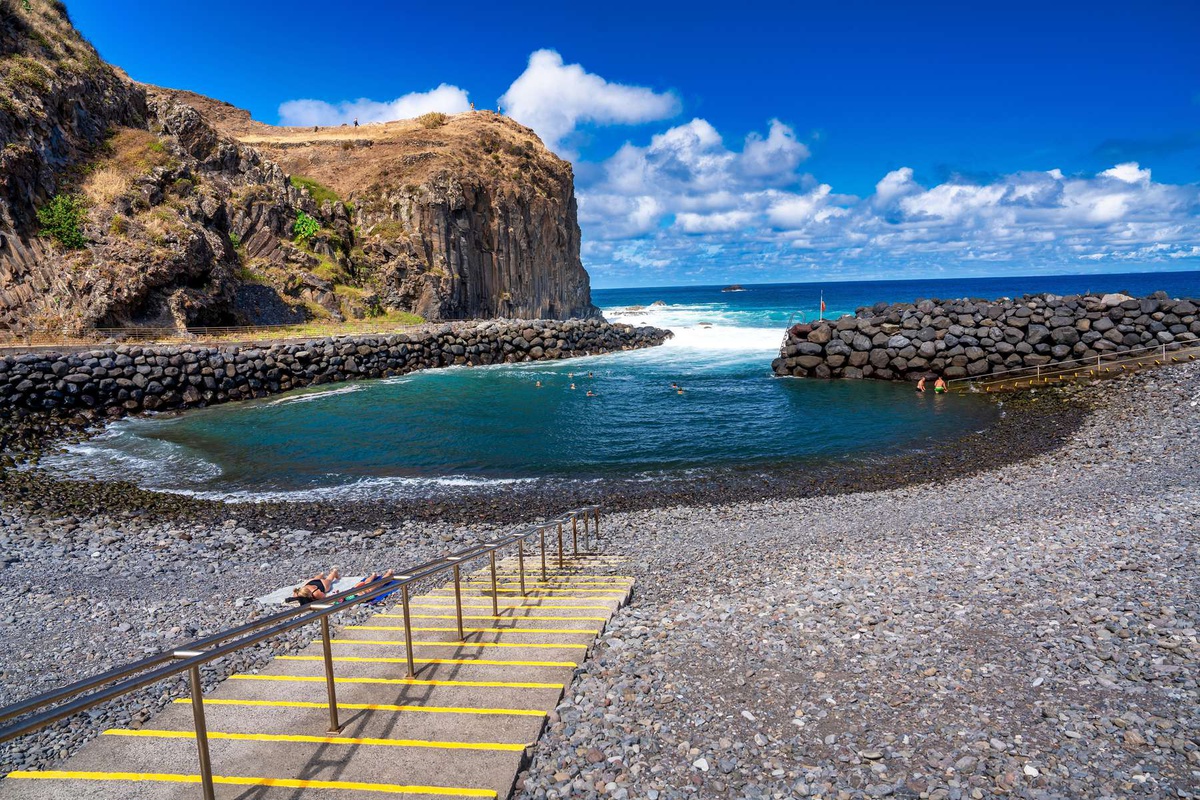 O Complexo Balnear da Foz da Ribeira do Faial ostenta também o galardão de 'Praia Acessível'.&nbsp;
