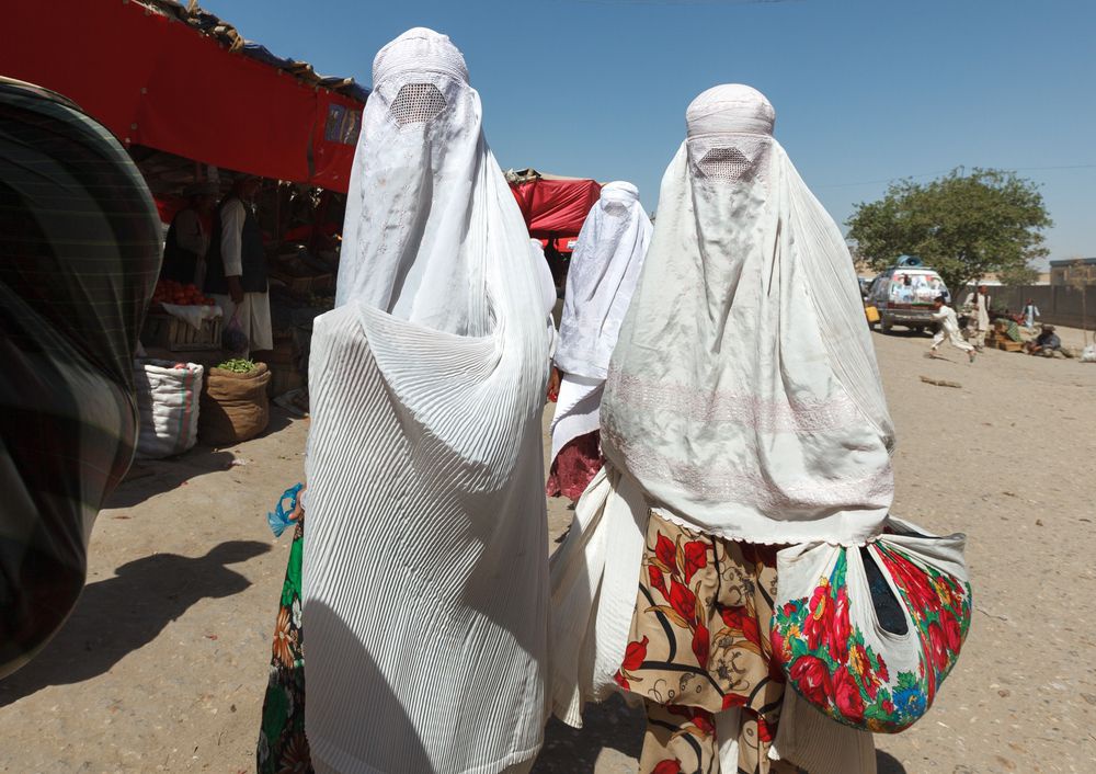 Burca: Tapa todo o corpo, incluindo o rosto. Existe apenas
uma pequena rede à frente dos olhos. É tradicional do Afeganistão e em algumas
regiões do Paquistão.