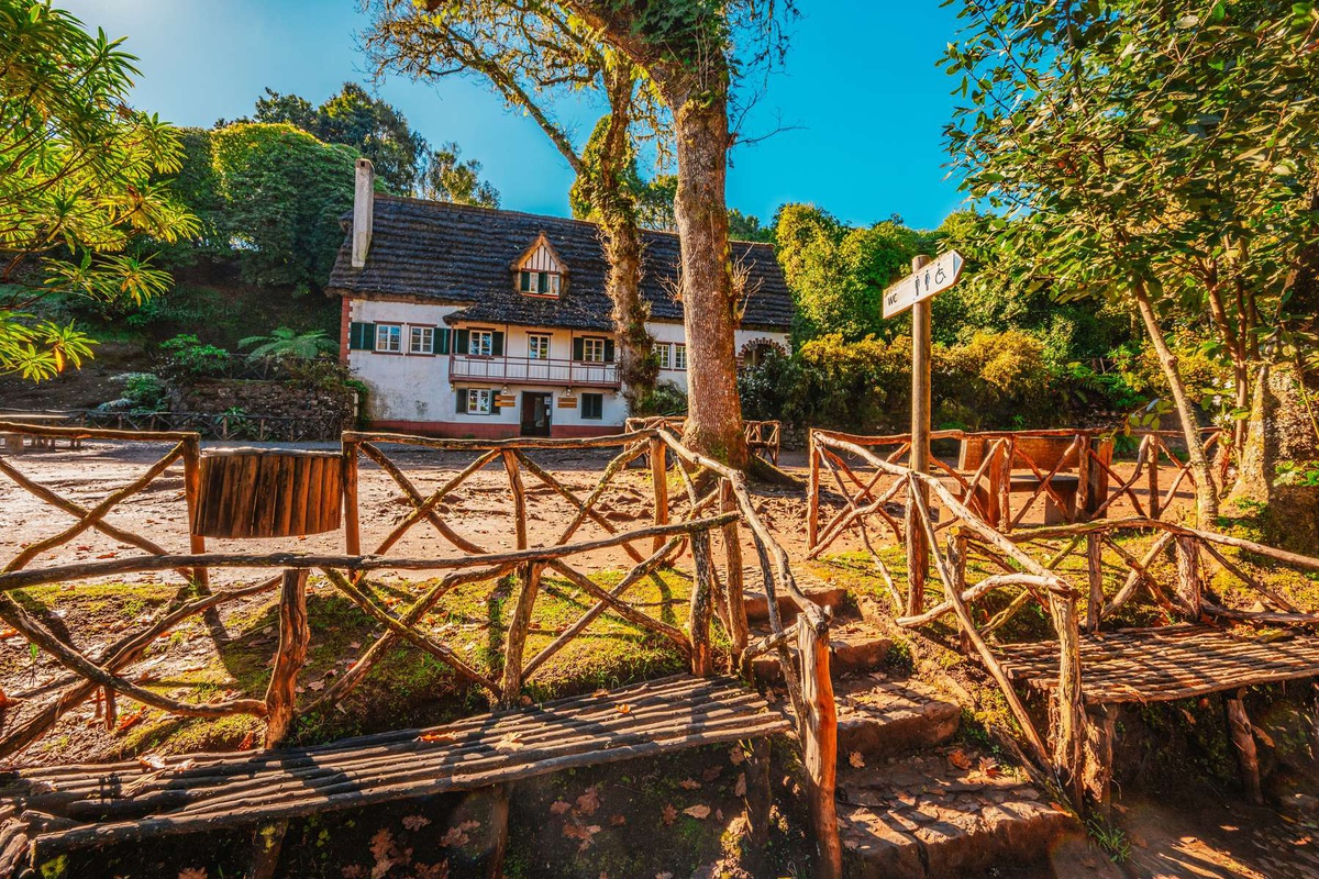 O Centrode Informação das Queimadas fica situado no rés-do-chão da&nbsp;Casa das
Tradições Madeirenses.&nbsp;