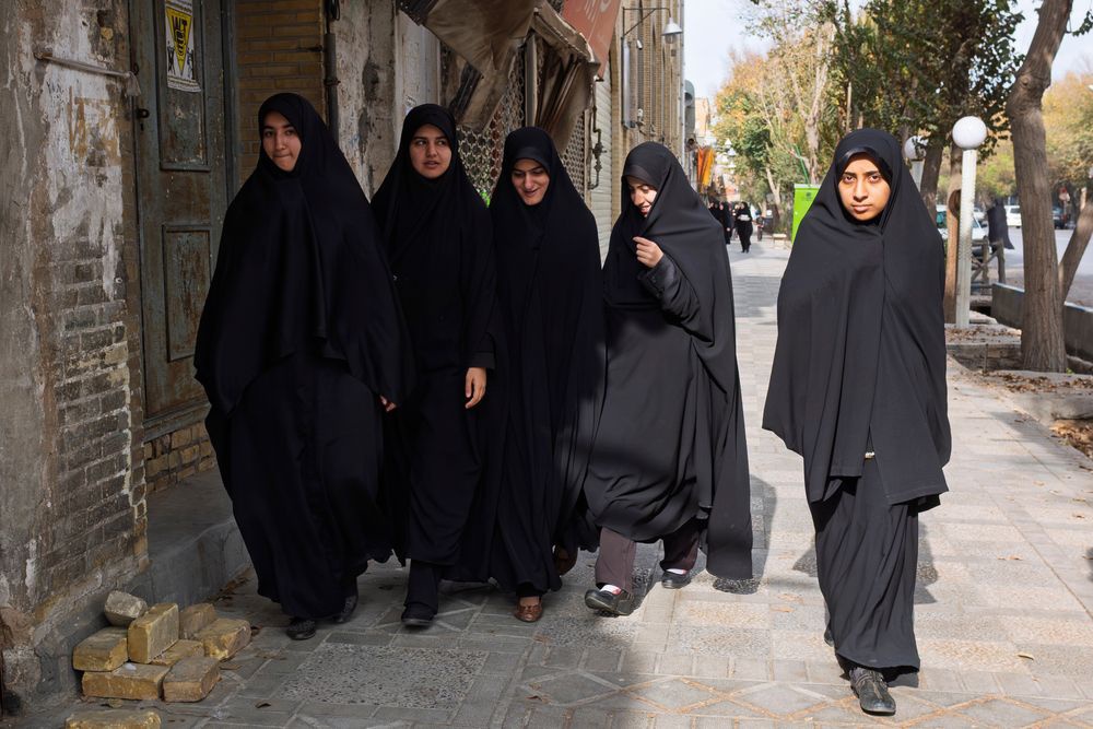 Chador: É tradicional no Irão. Apesar de cobrir todo o
corpo, deixa a frente do rosto destapada. O chador pode ser simples ou
decorado.