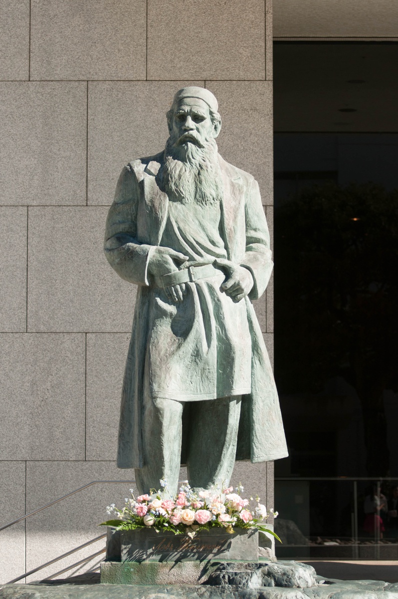Estátua de Lev Tolstoi no Japão.