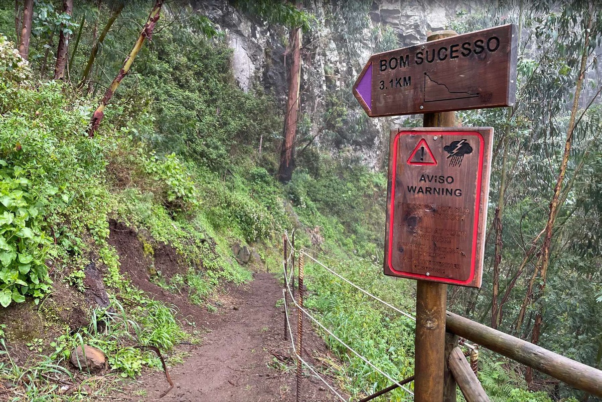 Até Maio do ano passado o percurso para a Levada do Bom Sucesso estava devidamente sinalizado, na entrada do&nbsp;Caminho Reverendíssimo Padre Eugénio Borgonovo. Actualmente esta sinalização já não existe.&nbsp;