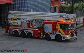 Bombeiros de Madrid dispõem de auto-escada com braço com 70 metros de comprimento