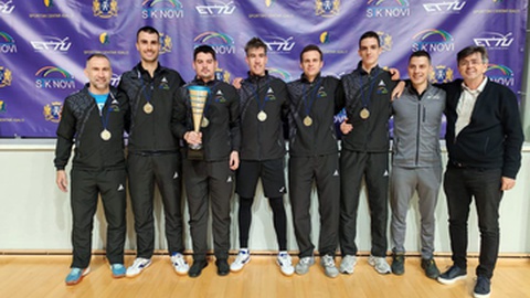 A equipa do&nbsp;STK Novi com o madeirense no meio. Foto ETTU