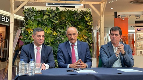 O protocolo foi renovado esta manhã, no Centro Comercial La Vie. Além do secretário regional da Educação, Ciência e Tecnologia, Jorge Carvalho, estiveram presentes Luís Loureiro, administrador da Wider Property, entidade gestora do La Vie do Funchal, e ainda Roberto Passos, gerente executivo do DIÁRIO. Foto: Rui Silva/Aspress