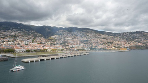 O vento tem soprado forte do quadrante Nordeste.