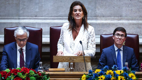 Rubina Leal a discursar na Assembleia da República, na sessão comemorativa dos 50 anos das autonomias regionais