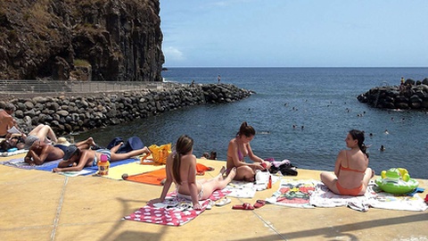 A contrução de um enrocamento junto à foz da Ribeira do Faial veio conferir ainda mais segurança aos banhistas.&nbsp;