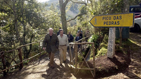Foi nos governos liderados por Alberto João Jardim que a Madeira definiu uma rede de percursos pedestres cuja manutenção era assegurada pelo erário público. Nas imagens, a inauguração, em 2004, do primeiro 'Um percurso para todos', na ligação entre o Pico das Pedras e as Queimadas, em Santana.&nbsp;