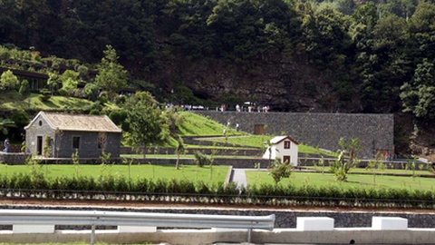 A 'sala de cinema' será montada no relvado dos jardins das Grutas de São Vicente.&nbsp;