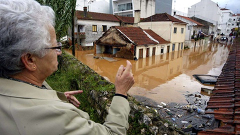 Imagem de inundações registadas em Pombal há 20 anos. FOTO PAULO CUNHA/LUSA