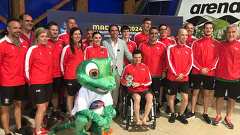 A selecção portuguesa posou para a fotografia na companhia do presidente do Governo,