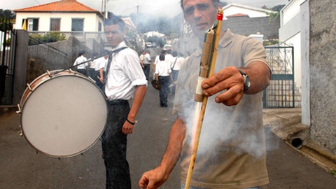 Lançamento de ‘fogo de estalo’, como é conhecido, é muito comum nos arraiais madeirenses.