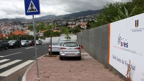 A antiga Avenida Salazar, no Funchal, agora Avenida Santiago Menor.&nbsp; &nbsp;Foto Arquivo