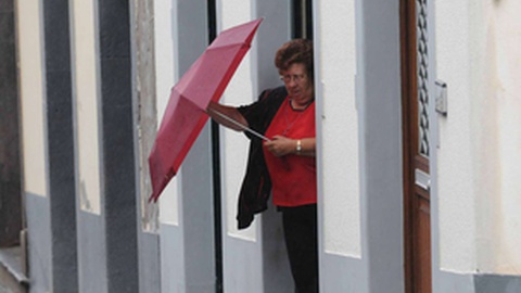 A costa norte e as regiões montanhosas da ilha estão sob aviso amarelo devido à precipitação.