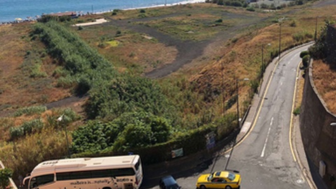 A partir deste entroncamento tem sido difícil circular devido ao 'estrangulamento' da via provocado por viaturas estacionadas