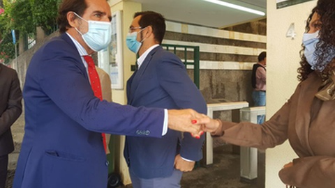 Miguel Albuquerque durante a visita à escola do Caniço.