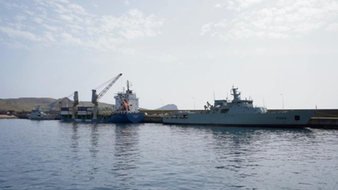 NRP Setúbal, em primeiro plano, e NRP Mondego, ao fundo, no Porto do Caniçal