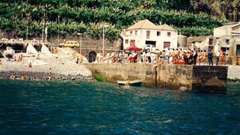 No centro da imagem é visível a antiga fonte junto à praia, na marginal da Calheta. Foto DR