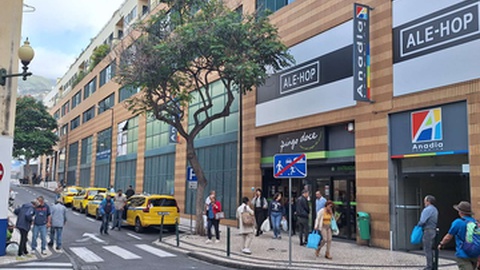 Este é um dos supermercados da cadeia Pingo Doce que mais movimento regista na Madeira e no País.