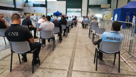 Entre as 800 pessoas a vacinar hoje no Madeira Tecnopolo estão vários elementos das forças de segurança. Foto Miguel Lira