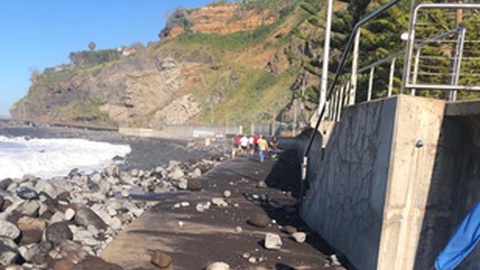 Estado do 'massacrado' corredor pedonal, esta manhã.