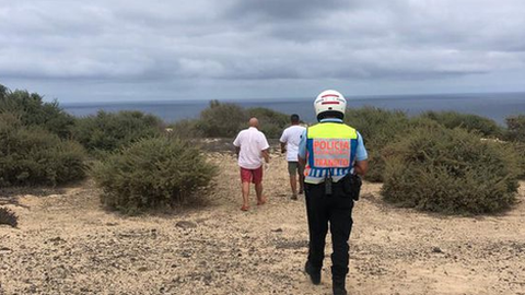 A Polícia e o delegado de saúde estiveram na zona onde foram descobertas as ossadas humanas. Fotos Gonçalo Maia