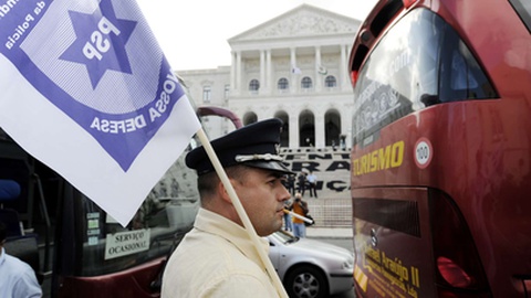 Há muito que os polícias reivindicam melhorias salariais.&nbsp; &nbsp;Foto Arquivo/Global Imagens/VITOR GORDO