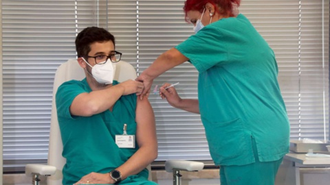 Quase mil vacinas contra a gripe foram administradas a profissionais de saúde.&nbsp;