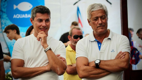 Na
foto, André Moreira, presidente da Casa do Povo do Caniçal e Luís Ferreira, director regional de Pescas.