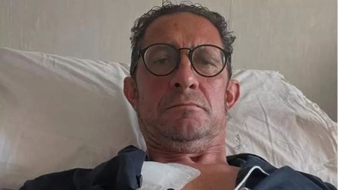 Foto tirada há cerca de um ano quando o jogador tinha acabado de ser operado.