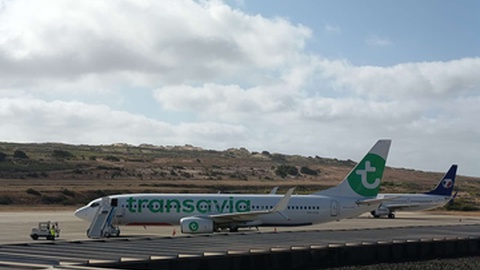 Alguns dos aviões que divergiram para o Porto Santo e que aguardam condições para aterra na Madeira. FOTO GONÇALO MAIA