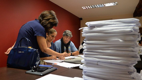 Em cada mesa de voto há pessoas de vários partidos ou da
bolsa que asseguram o funcionamento.