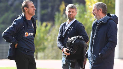 "Está em cima da mesa tudo, inclusive essas duas garrafas de vinho" gracejou Milton Mendes quando questionado sobre a possibilidade do pedido de demissão