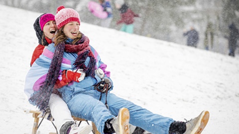 Trenós de neve, no Griftpark, na cidade de Utrecht. É a primeira tempestade de neve na Holanda nos últimos dez anos. FOTO ROBIN VAN LONKHUIJSEN/EPA
