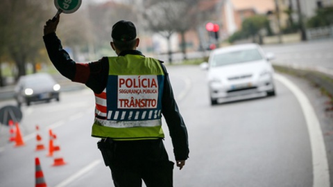 Agentes da PSP
controlam o tráfego rodoviário na Circunvalação durante o recolher obrigatório
do estado de emergência no âmbito das medidas de contenção da covid-19, Porto,
15 novembro 2020. FOTO JOSÉ COELHO/LUSA