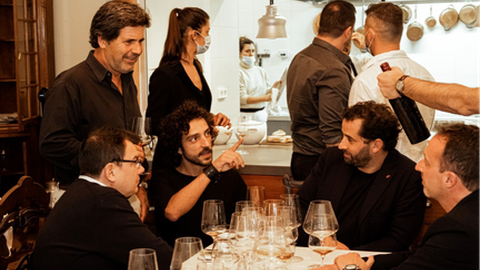 Nuno Faria e António Maçanita (ambos sentados ao centro) lançaram o vinho distinguido em final de Novembro do ano passado, no Funchal.