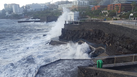 Há aviso amarelo para a agitação marítima.&nbsp;